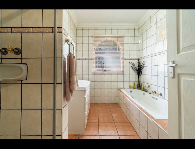 4 BEDROOM HOUSE FOR SALE IN HELDERKRUIN